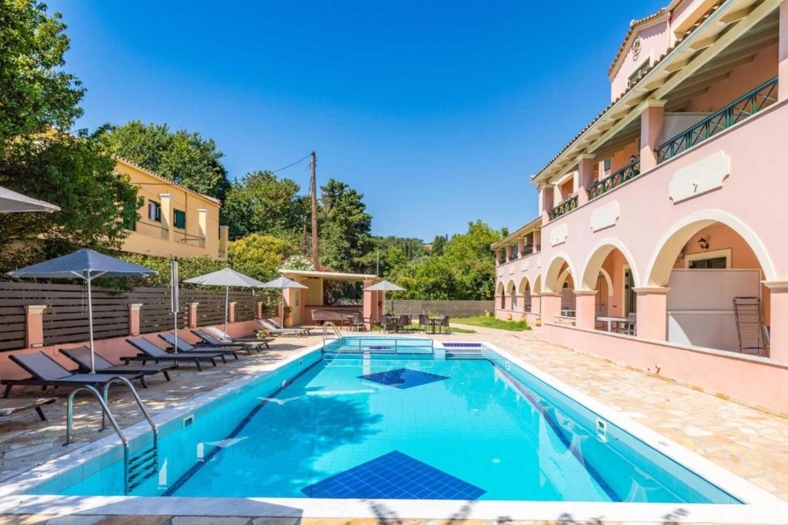 สระว่ายน้ำกลางแจ้งเปิดตามฤดูกาล, ร่มริมสระว่ายน้ำ, เก้าอี้อาบแดดริมสระ