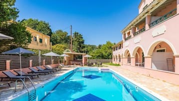 Piscine extérieure (ouverte en saison), parasols de plage