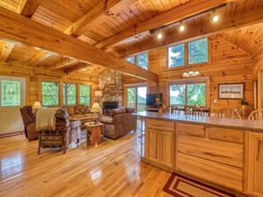 Smart-tv, eldstad, bordsfotboll och ett bordtennisbord