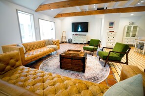 Een smart-tv, tafelvoetbal, een muziekbibliotheek en een computerscherm