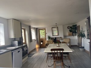 Fridge, microwave, oven, stovetop - Country House. Amazing views. 40 mins from Central London. (Sandridge)