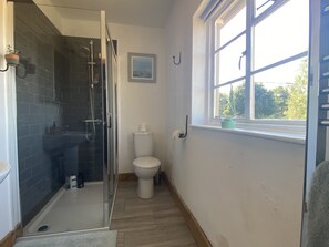 Bathtub, hair dryer, towels, soap - Country House. Amazing views. 40 mins from Central London. (Sandridge)