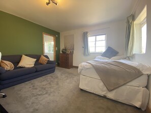 4 bedrooms, desk, free WiFi, bed sheets - Country House. Amazing views. 40 mins from Central London. (Sandridge)