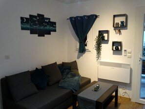 Smart-tv, dvd-afspiller, bordtennisbord, bøger