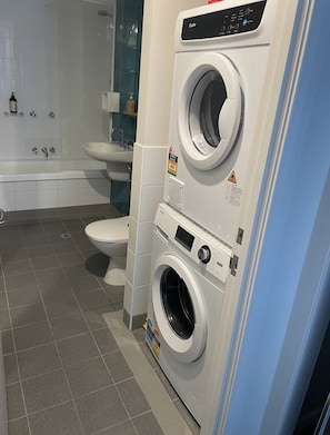 Combined shower/bathtub, hair dryer, towels, shampoo