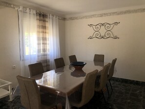 Dining - Beau Pavillon Avec Piscine à la Porte des Cévennes (Saint-Christol-lès-Alès)
