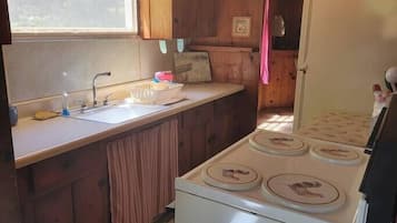 Fridge, oven, stovetop, coffee/tea maker