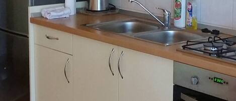 Réfrigérateur, four, plaque de cuisson