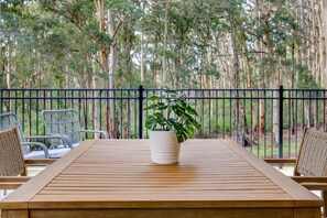 Outdoor dining - Karri Forest Vista - tranquil location, minutes walk to Margaret River town (Margaret River)