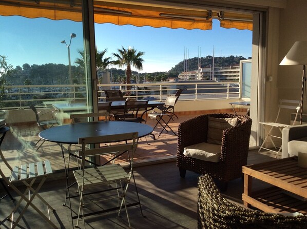 المنشأة من الداخل