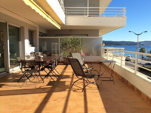 تناول الطعام بالخارج