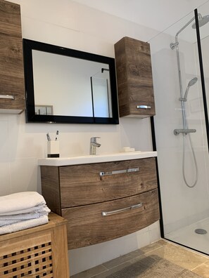 Dusche, Haartrockner, Handtücher, Toilettenpapier