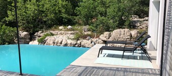 Vacances de rêve au milieu des cigales VILLA avec piscine proche Vallon