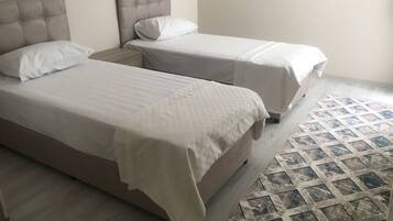 Standard-Apartment, Mehrere Betten | 1 Schlafzimmer, hochwertige Bettwaren, Schreibtisch, Bettwäsche