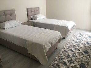 Standard-Apartment, Mehrere Betten | 1 Schlafzimmer, hochwertige Bettwaren, Schreibtisch, Bettwäsche