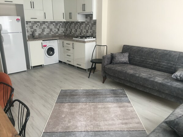 Standard-Apartment, Mehrere Betten | 1 Schlafzimmer, hochwertige Bettwaren, Schreibtisch, Bettwäsche