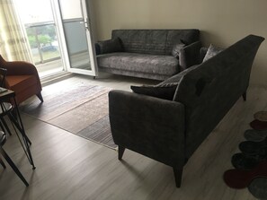 Standard-Apartment, Mehrere Betten | 1 Schlafzimmer, hochwertige Bettwaren, Schreibtisch, Bettwäsche