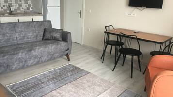 Standard-Apartment, Mehrere Betten | 1 Schlafzimmer, hochwertige Bettwaren, Schreibtisch, Bettwäsche