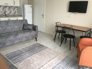 Standard-Apartment, Mehrere Betten | 1 Schlafzimmer, hochwertige Bettwaren, Schreibtisch, Bettwäsche