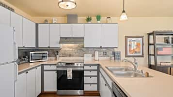 Frigorifero, microonde, forno, piano cottura