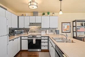 Frigorífico, microondas, horno y placa de cocina