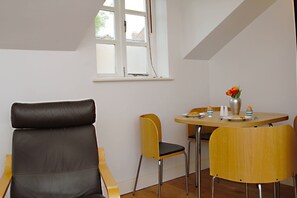 Dining - Walton Lane | Oxford Holiday Let | 1 Bed & Sleeps 2 (Oxford)