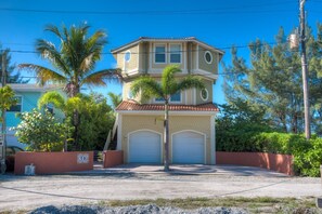 Exterior - Moondance- 2 bedrooms- Breathtaking views and beachfront with steps from the bea (Anna Maria)