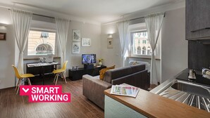 Uma sala de estar moderna com área de jantar, cozinha e vista para a cidade.