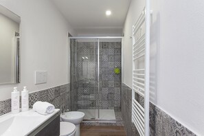 Dusche, Haartrockner, Bidet, Handtücher