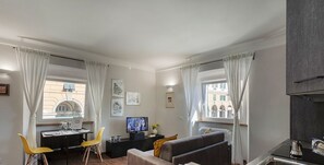 Una sala de estar moderna con comedor, cocina y vistas de la ciudad.