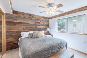 2 bedrooms, iron/ironing board, WiFi, bed sheets - Great Views-Sleeps 8-Private Deck-Walk to Main St (Ouray)