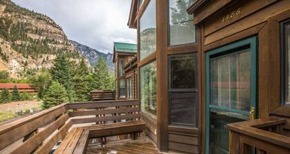 Great Views-Sleeps 8-Private Deck-Walk to Main St