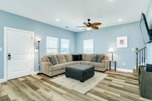 Flat-screen TV, streaming services, offices - Right by Beach - Perfect Sea & Sand Views For Miles! (Freeport)