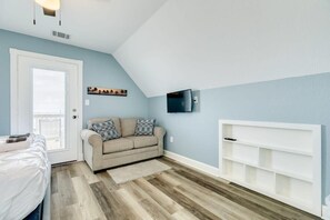 3 bedrooms, iron/ironing board, WiFi, bed sheets - Right by Beach - Perfect Sea & Sand Views For Miles! (Freeport)