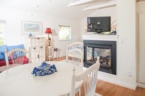 House, 1 Queen Bed (Rememberance) | Private kitchen - Rememberance (Depoe Bay)