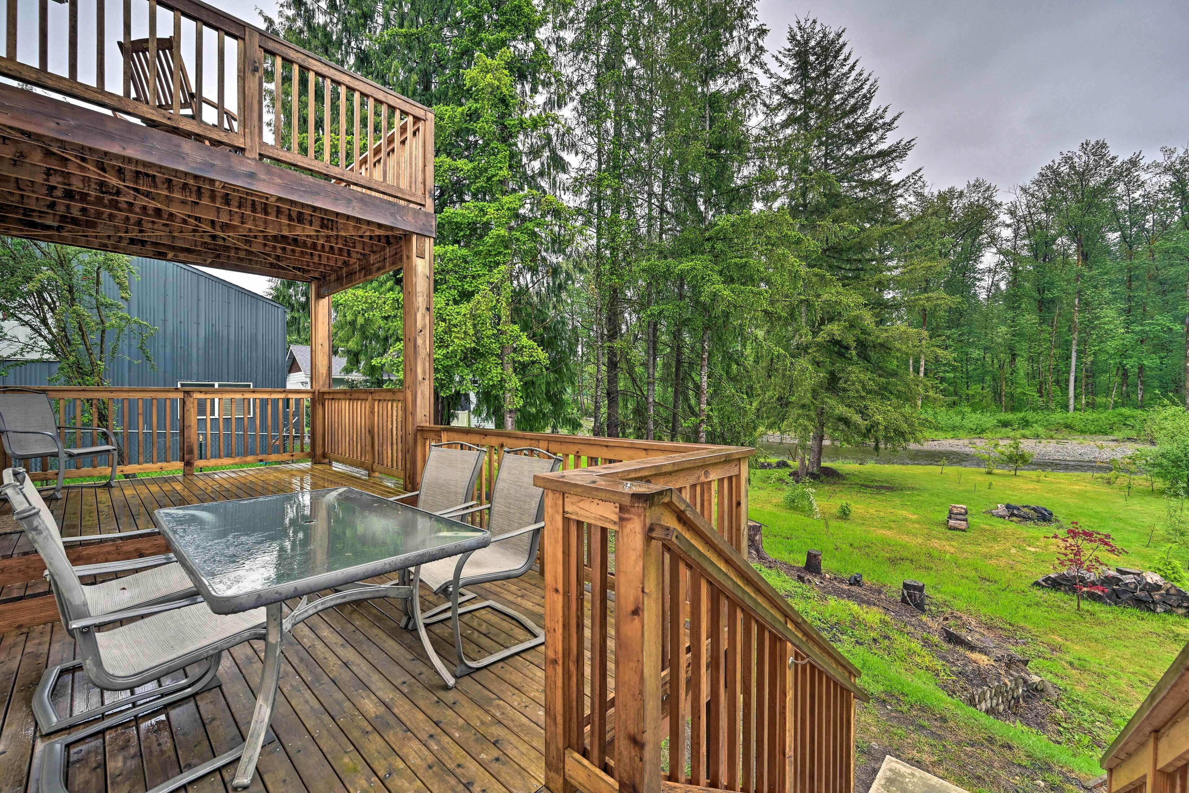Lake Stevens Getaway: 2 Decks w/ River Views