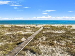 Ubicación cercana a la playa y toallas de playa