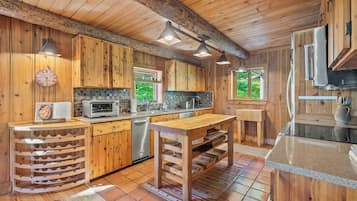 Fridge, microwave, dishwasher, coffee/tea maker