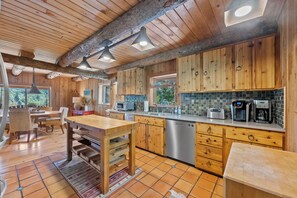 Refrigerador, microondas, lavavajillas y cafetera y tetera