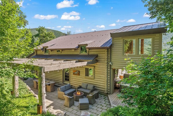 Terrace/patio - Solitude in Sundance - Hot Tub, 4 Bed 4 Bath, Secluded, Views, Quiet, Forested (Sundance)