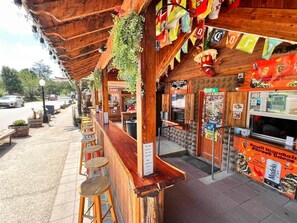 Outdoor dining - PP Wichita Mtns Rooftop View -Ft Sill Grad,Slps 4 (Medicine Park)