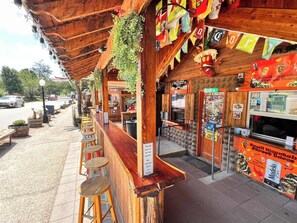 Outdoor dining - PP Wichita Mtns Rooftop View -Ft Sill Grad,Slps 4 (Medicine Park)