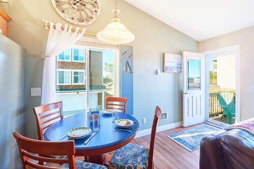 Hot Tub, Dogs OK, Modern, Walk to beach/town (Trail)