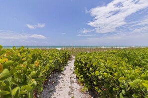 Walk to Beach - Steps to the Sand: Gulfside 2BR at Whitney Beach w Pool & Sunset Views by RVA (Longboat Key)