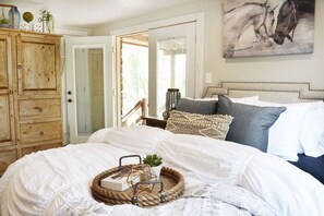 1 habitación, escritorio, tabla de planchar con plancha y cuna de viaje 