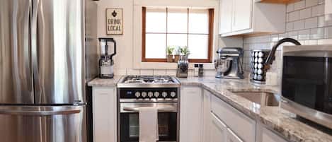 Een koelkast, een microgolfoven, een oven, een kookplaat