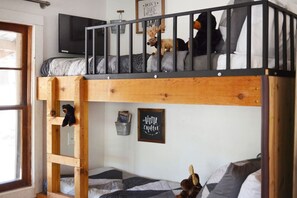 1 chambre, bureau, fer et planche à repasser, lit parapluie