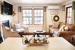 Smart-TV, Kamin, Bücher