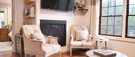 TV connectée, cheminée, livres