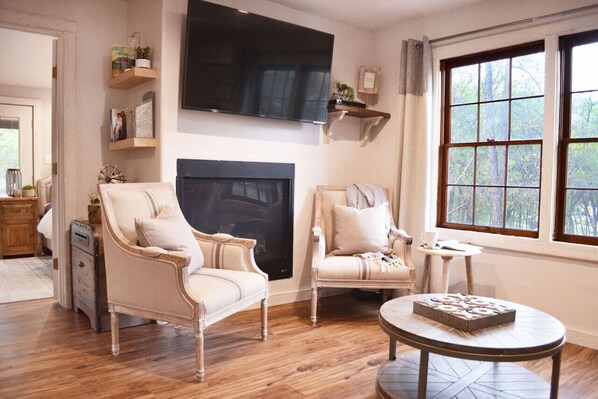 Smart-tv, een open haard en boeken